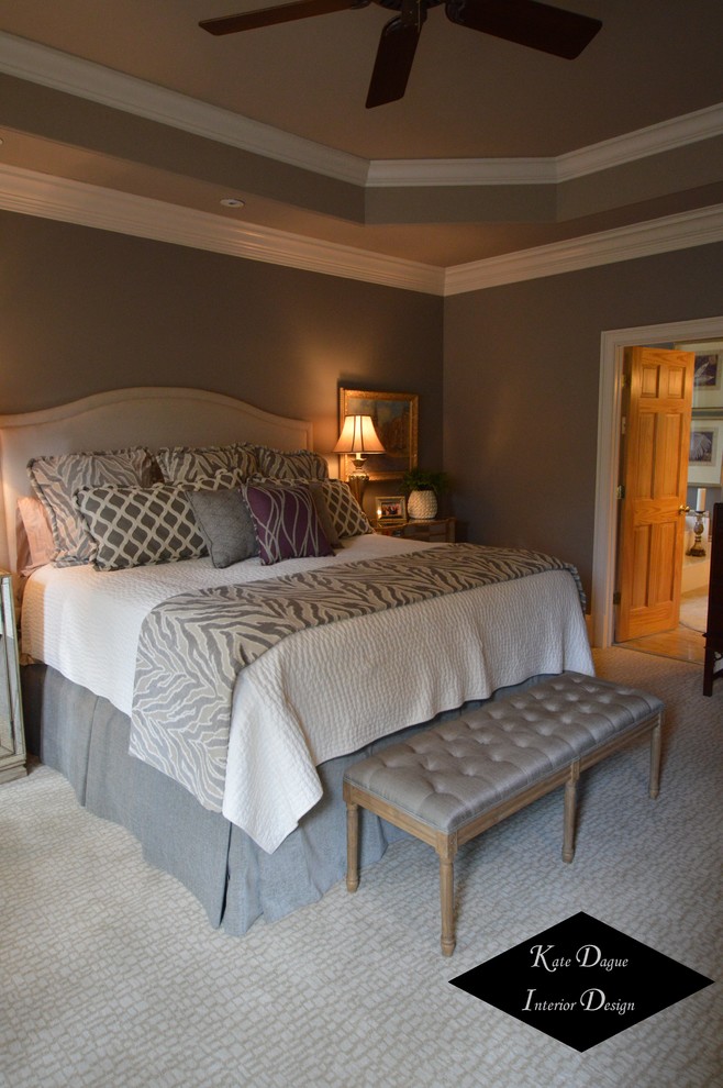 Diseño de dormitorio principal clásico renovado con paredes grises y moqueta