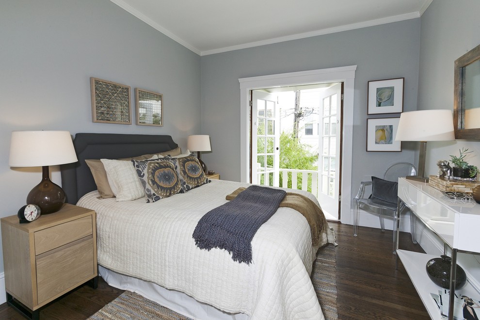 Ejemplo de habitación de invitados actual de tamaño medio sin chimenea con paredes grises, suelo de madera oscura y suelo marrón
