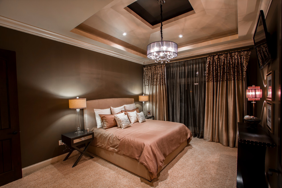 Свежая идея для дизайна: спальня в классическом стиле с коричневыми стенами, ковровым покрытием и телевизором - отличное фото интерьера