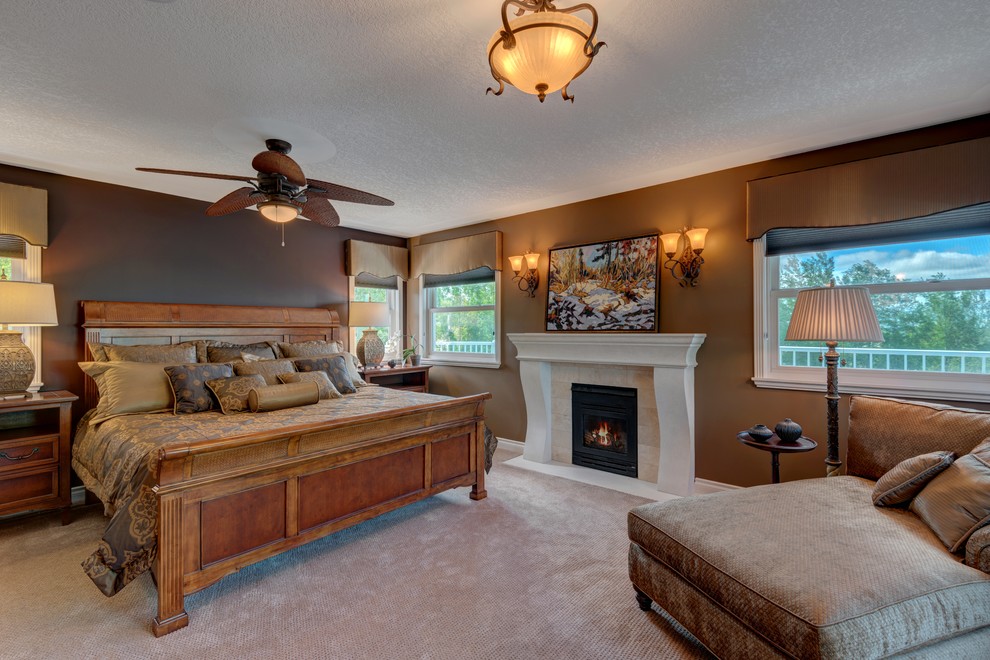 Cette photo montre une grande chambre chic avec un mur marron, une cheminée standard et un manteau de cheminée en carrelage.