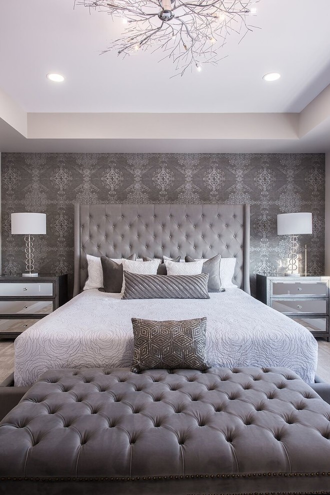 Klassisches Hauptschlafzimmer ohne Kamin mit Teppichboden, grauer Wandfarbe und beigem Boden in Edmonton
