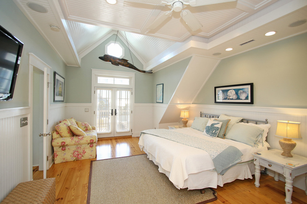Идея дизайна: большая хозяйская спальня в морском стиле с синими стенами, паркетным полом среднего тона и коричневым полом без камина