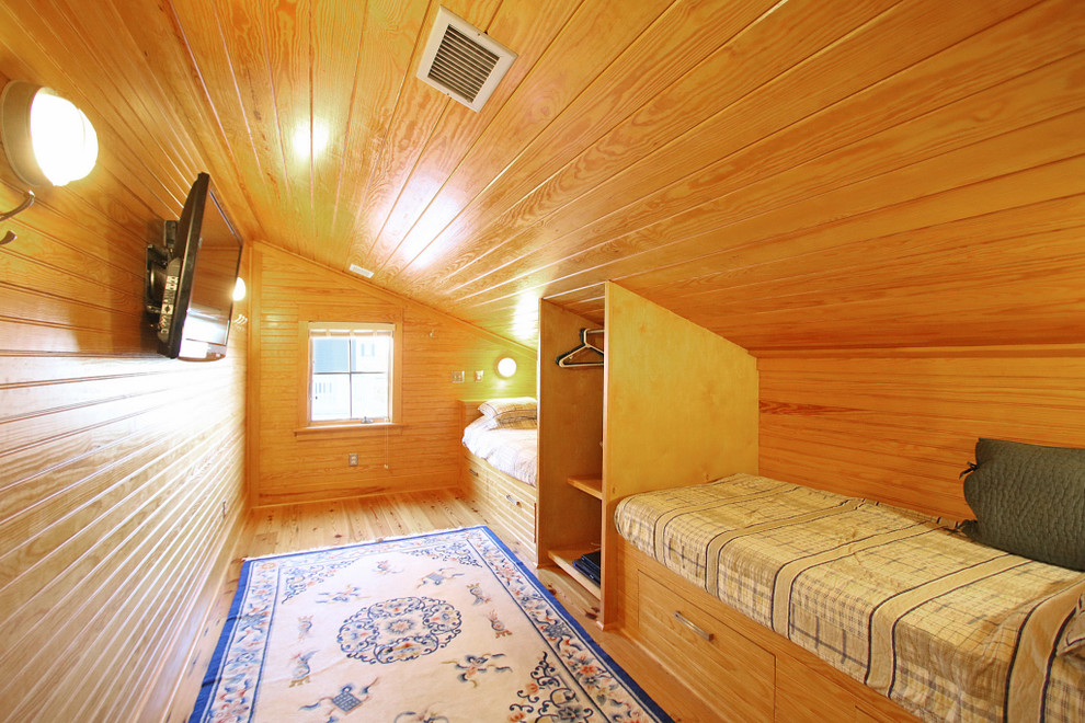 На фото: гостевая спальня среднего размера, (комната для гостей) в морском стиле с коричневыми стенами, паркетным полом среднего тона и коричневым полом без камина