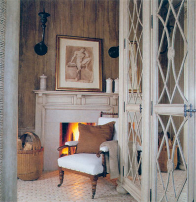 Aménagement d'une chambre parentale victorienne de taille moyenne avec parquet clair, une cheminée standard, un manteau de cheminée en plâtre, un mur beige et un sol blanc.