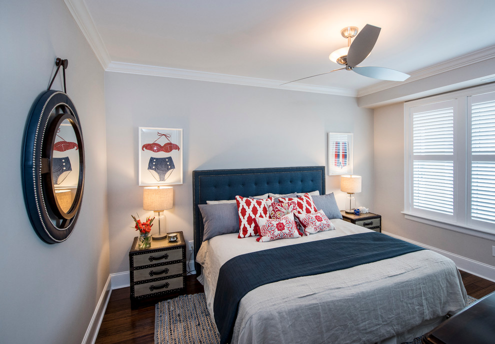 Foto de habitación de invitados costera de tamaño medio con paredes grises y suelo de madera oscura