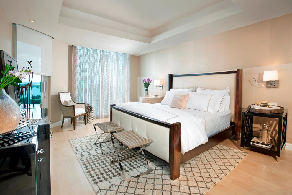 Diseño de dormitorio clásico renovado con paredes beige y suelo de madera en tonos medios