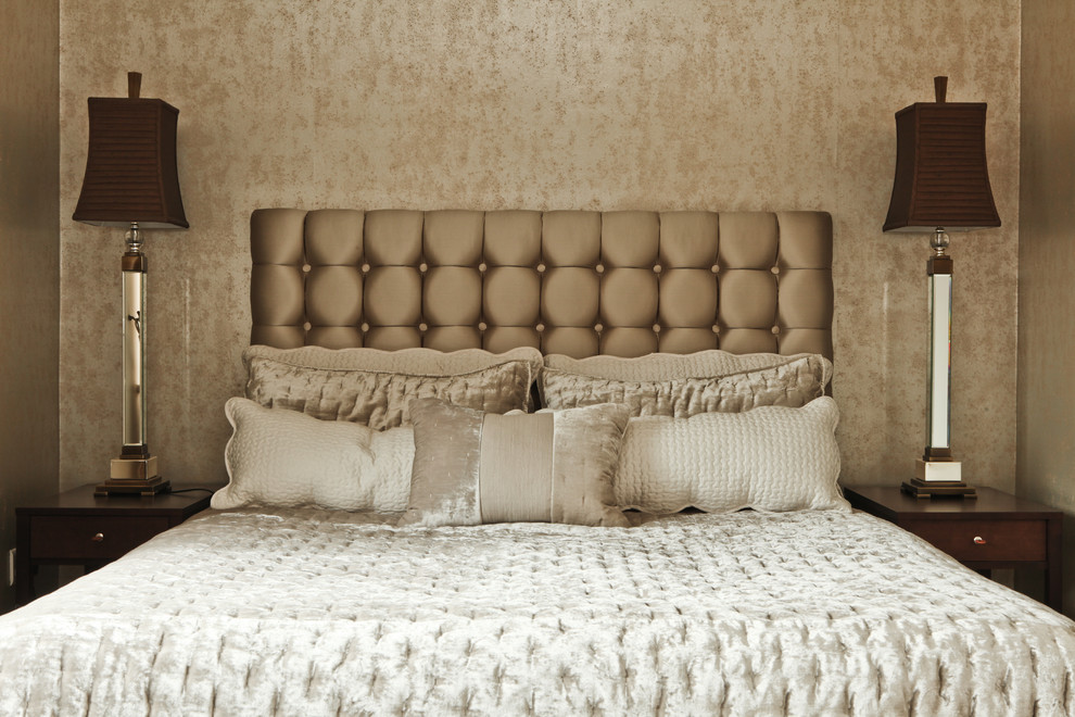 Идея дизайна: маленькая гостевая спальня (комната для гостей) в современном стиле с ковровым покрытием для на участке и в саду