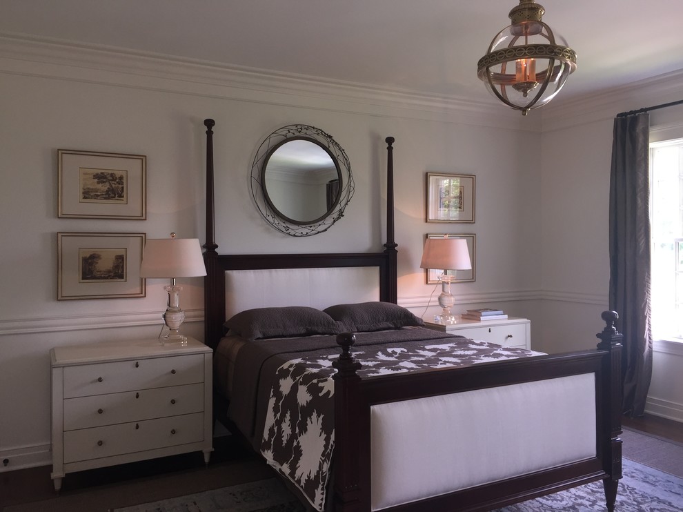 インディアナポリスにある中くらいなトラディショナルスタイルのおしゃれな客用寝室 (白い壁、濃色無垢フローリング、暖炉なし)