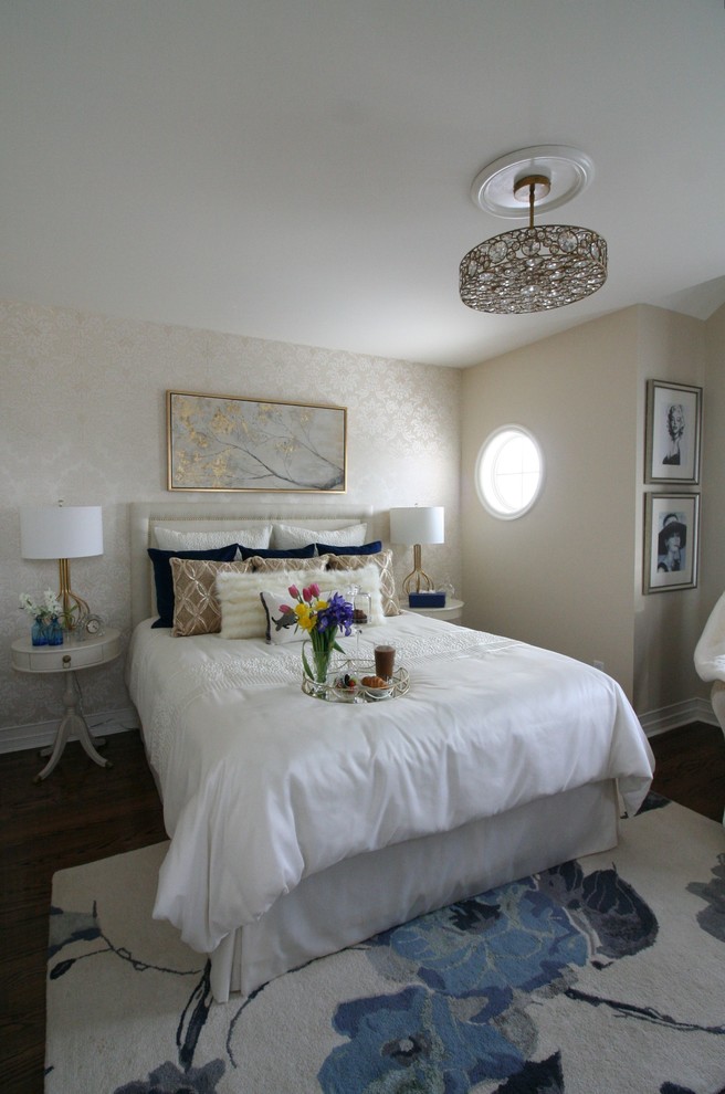 Foto de habitación de invitados clásica renovada de tamaño medio con paredes beige, suelo de madera oscura, chimeneas suspendidas, suelo marrón y papel pintado