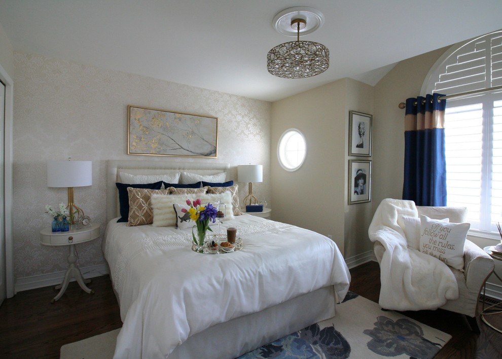 Imagen de habitación de invitados clásica renovada de tamaño medio con paredes beige, suelo de madera oscura, chimeneas suspendidas, suelo marrón y papel pintado