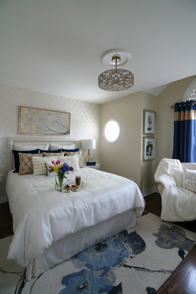 Ejemplo de habitación de invitados clásica renovada de tamaño medio con paredes beige, suelo de madera oscura, chimeneas suspendidas, suelo marrón y papel pintado