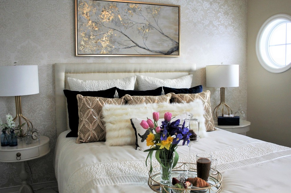 На фото: гостевая спальня среднего размера, (комната для гостей) в стиле неоклассика (современная классика) с бежевыми стенами, темным паркетным полом, подвесным камином, коричневым полом и обоями на стенах