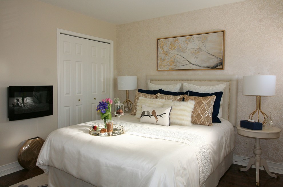 オタワにある中くらいなトランジショナルスタイルのおしゃれな客用寝室 (ベージュの壁、濃色無垢フローリング、吊り下げ式暖炉、茶色い床、壁紙)