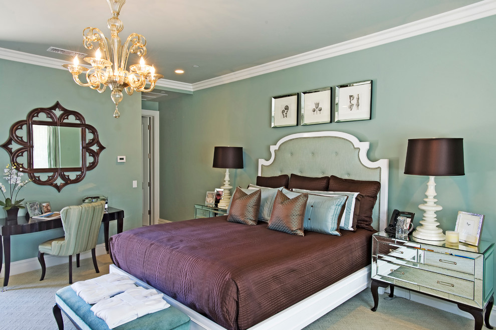 Стильный дизайн: хозяйская спальня среднего размера в стиле неоклассика (современная классика) с зелеными стенами, ковровым покрытием и бежевым полом - последний тренд