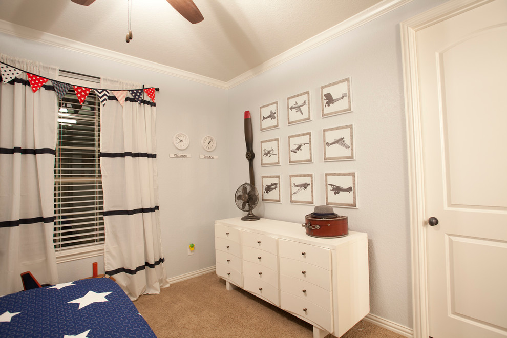 Diseño de habitación de invitados actual de tamaño medio con paredes grises y moqueta