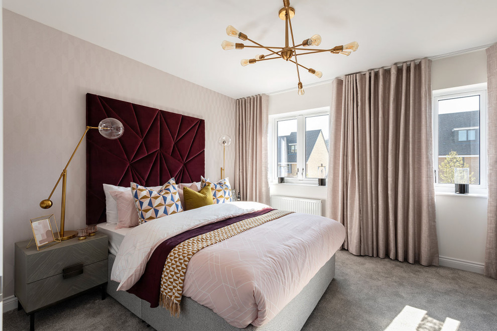 Modernes Schlafzimmer mit rosa Wandfarbe, Teppichboden und grauem Boden