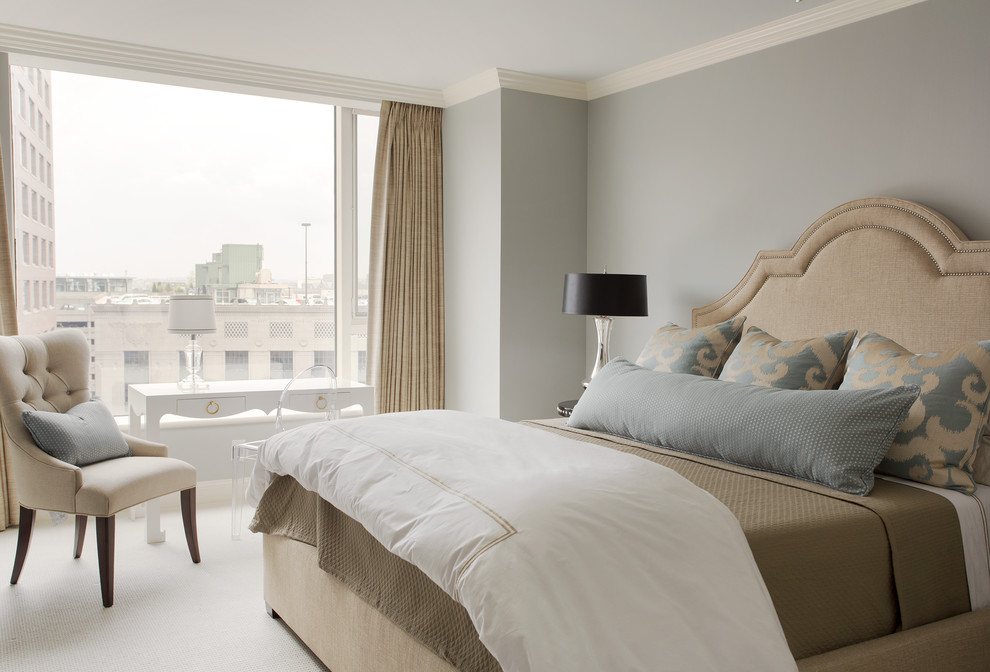Immagine di una camera da letto minimal con pareti grigie, moquette e pavimento bianco