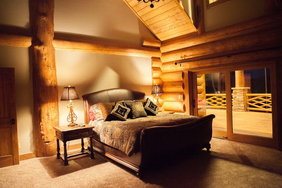 Пример оригинального дизайна: большая хозяйская спальня в стиле рустика с бежевыми стенами, ковровым покрытием и коричневым полом без камина