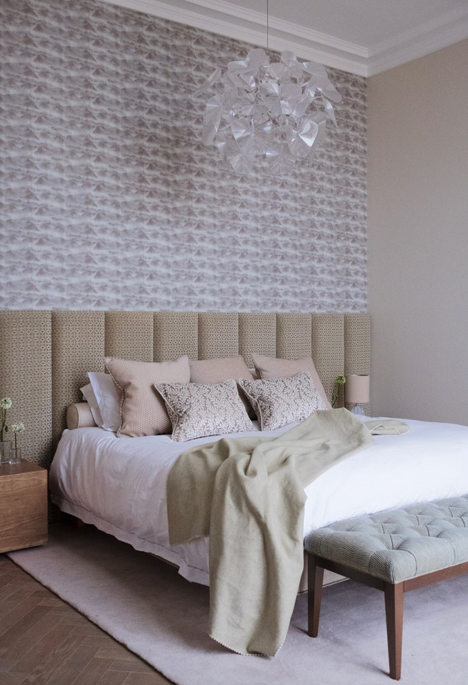 Klassisches Hauptschlafzimmer mit beiger Wandfarbe, hellem Holzboden und braunem Boden in London