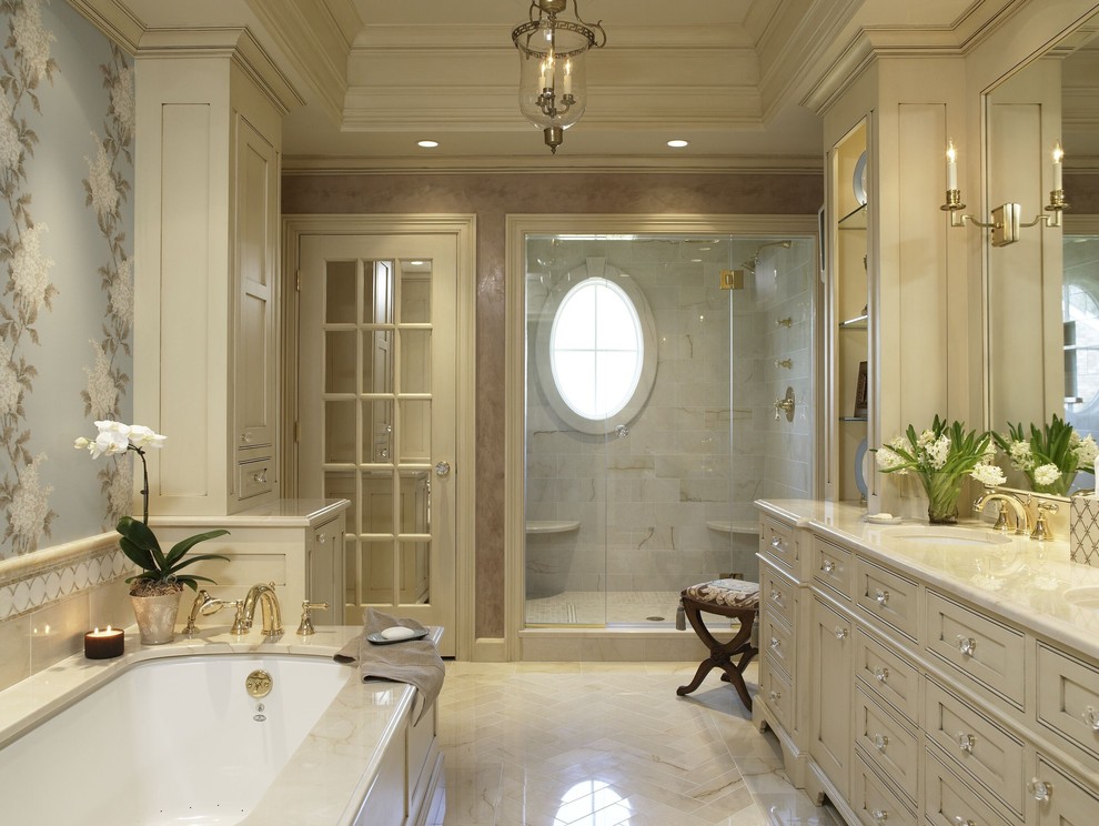 Inspiration för mellanstora klassiska badrum, med flerfärgade väggar, klinkergolv i porslin och beiget golv