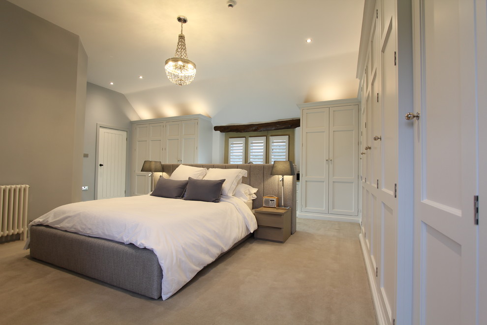 На фото: большая хозяйская спальня в стиле неоклассика (современная классика) с серыми стенами, ковровым покрытием и серым полом без камина с