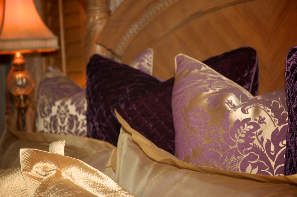 Diseño de dormitorio principal tradicional de tamaño medio con paredes púrpuras y moqueta