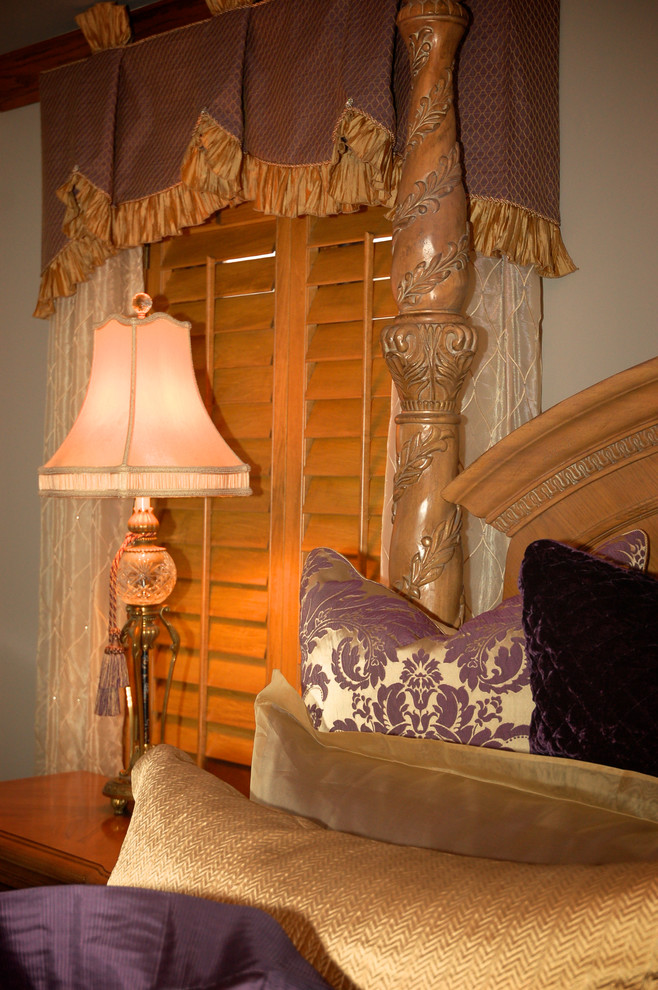 Idee per una camera matrimoniale chic di medie dimensioni con pareti viola e moquette