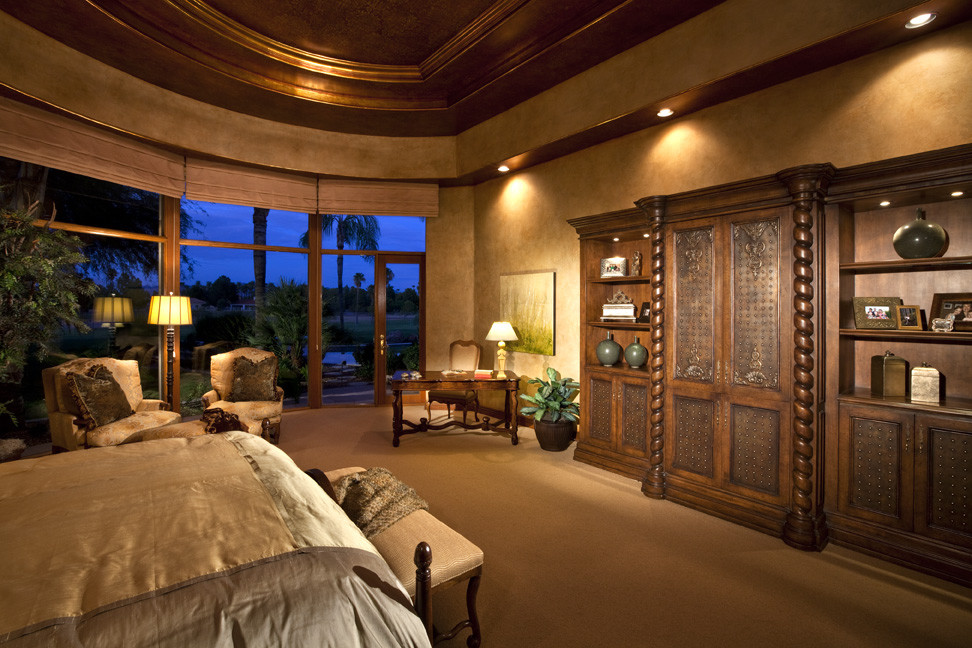 Идея дизайна: большая хозяйская спальня в классическом стиле с ковровым покрытием