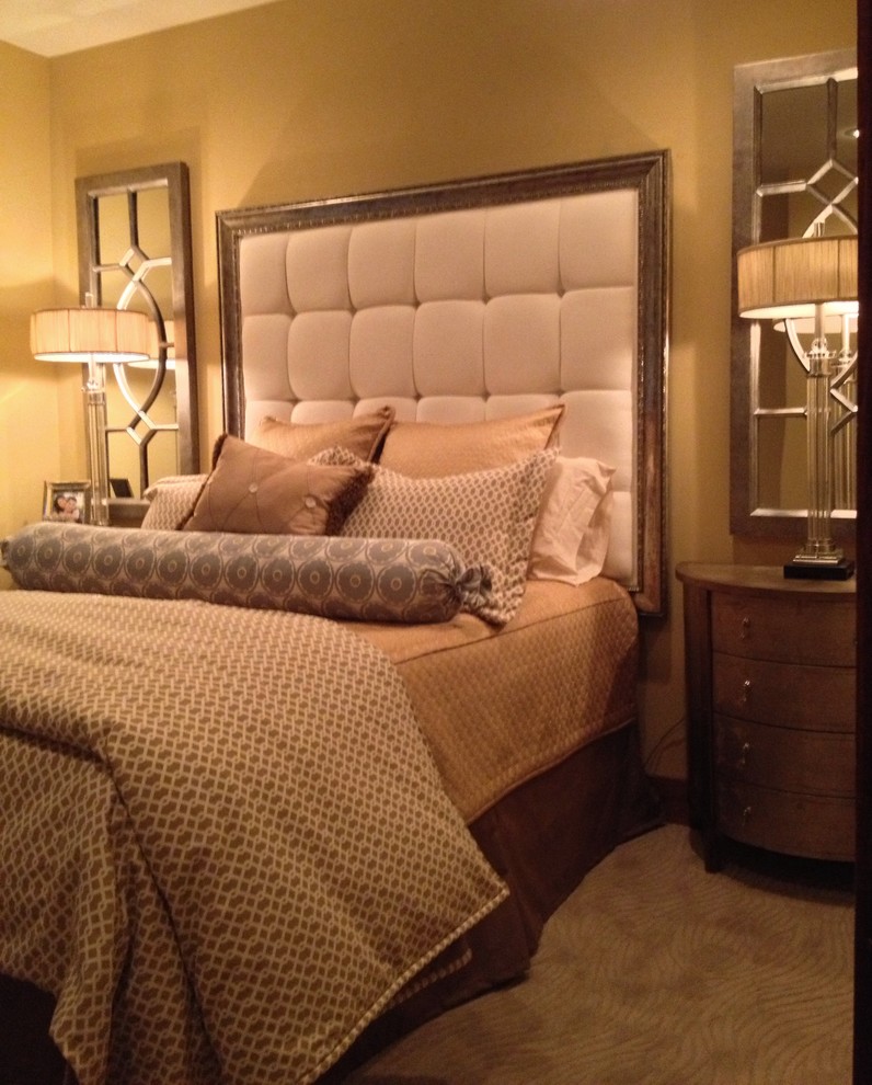 Diseño de dormitorio principal clásico con paredes beige, moqueta y suelo beige