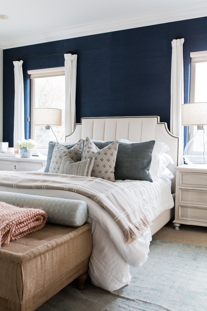 Imagen de dormitorio clásico renovado con paredes azules y suelo beige