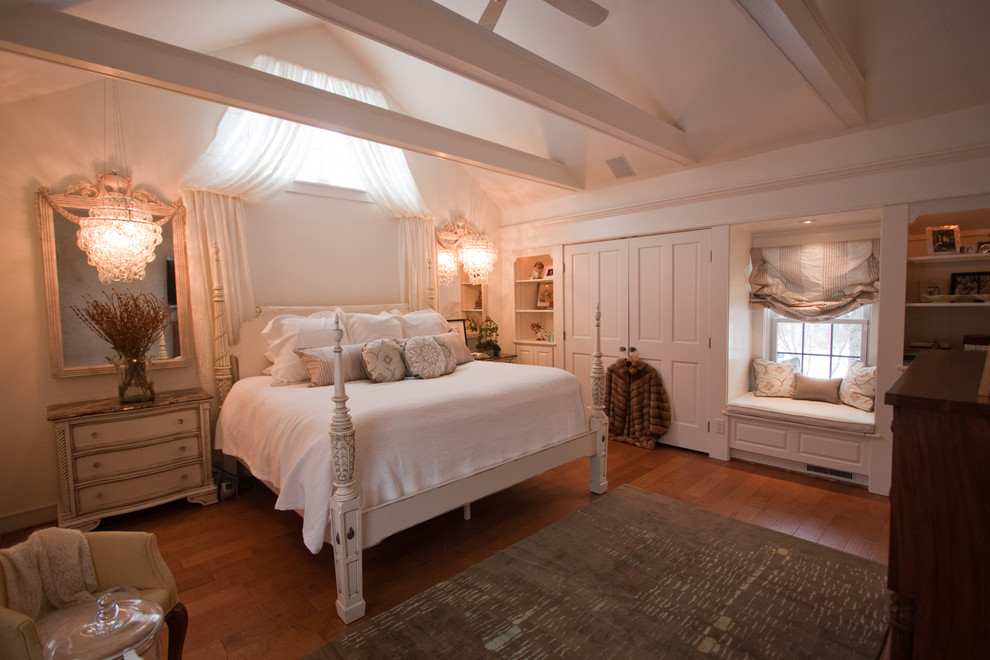 Idée de décoration pour une grande chambre parentale style shabby chic avec un mur blanc, un sol en bois brun, aucune cheminée et un sol marron.
