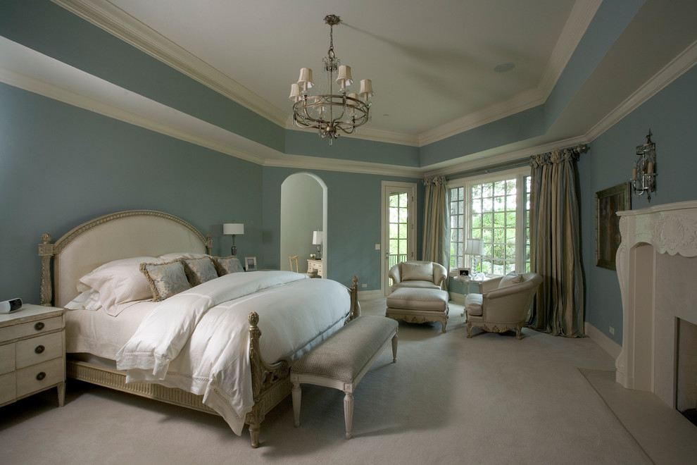 Идея дизайна: огромная хозяйская спальня в классическом стиле с синими стенами, ковровым покрытием, стандартным камином и фасадом камина из камня