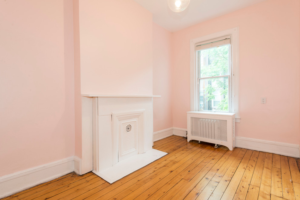 Inredning av ett retro gästrum, med rosa väggar