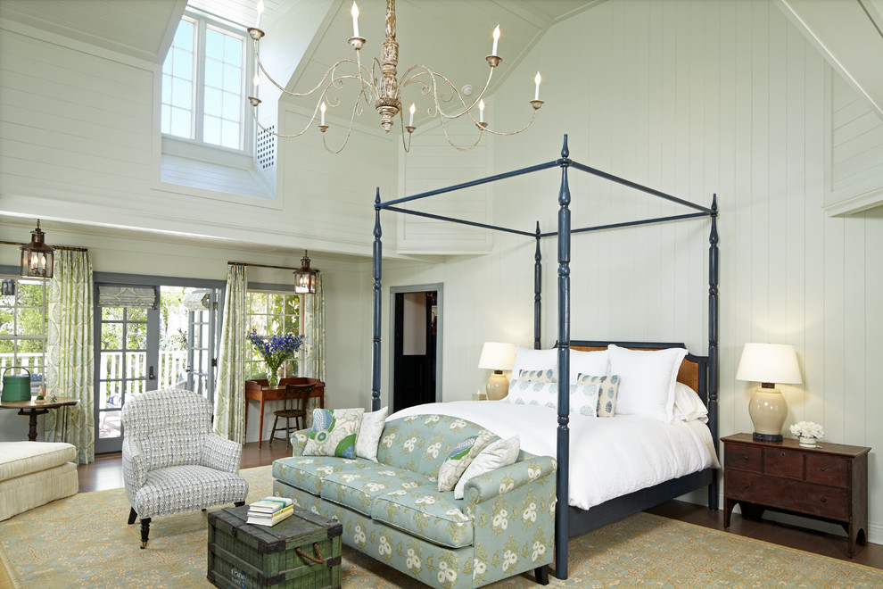 Foto de dormitorio principal clásico grande sin chimenea con paredes beige y suelo de madera en tonos medios
