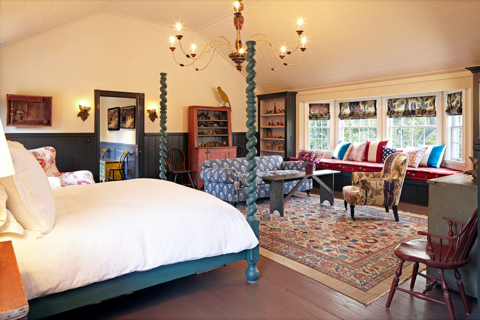 Идея дизайна: большая гостевая спальня (комната для гостей) в классическом стиле с бежевыми стенами и деревянным полом без камина