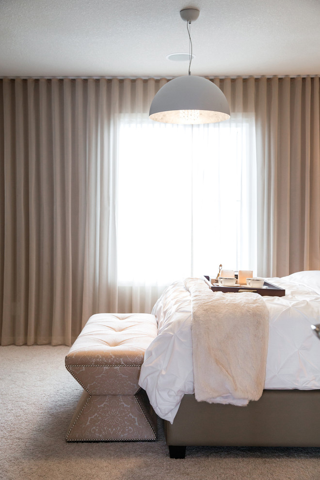 Источник вдохновения для домашнего уюта: хозяйская спальня среднего размера в стиле неоклассика (современная классика) с коричневыми стенами и ковровым покрытием без камина