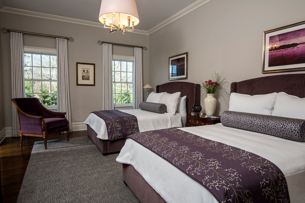 Свежая идея для дизайна: гостевая спальня (комната для гостей) в классическом стиле с серыми стенами и темным паркетным полом без камина - отличное фото интерьера