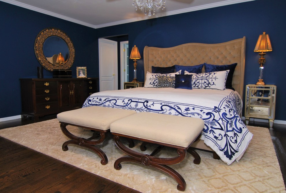 Diseño de dormitorio principal tradicional grande con paredes azules y suelo de madera oscura