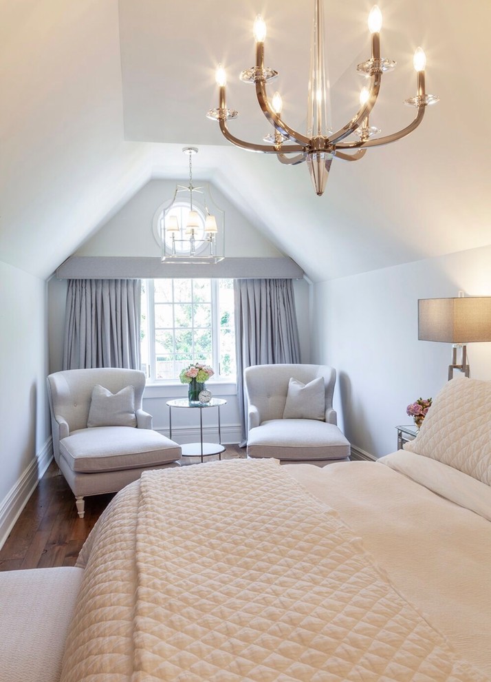 Стильный дизайн: большая хозяйская спальня в классическом стиле с серыми стенами, паркетным полом среднего тона и коричневым полом без камина - последний тренд