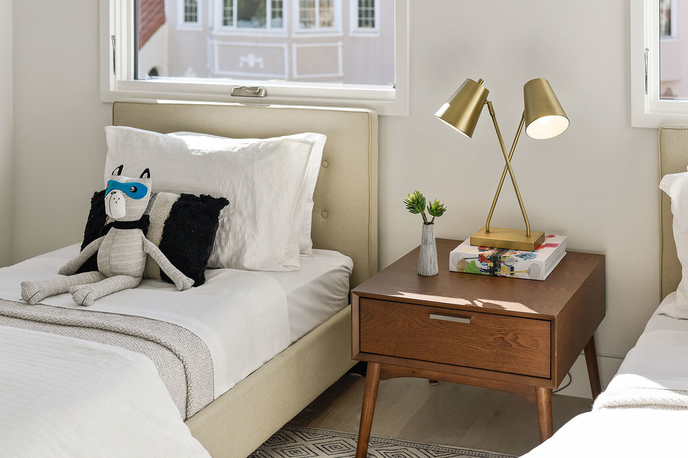 Foto de habitación de invitados actual pequeña sin chimenea con paredes blancas y suelo de madera clara
