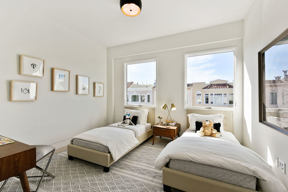 Kleines Modernes Gästezimmer ohne Kamin mit weißer Wandfarbe und hellem Holzboden in San Francisco