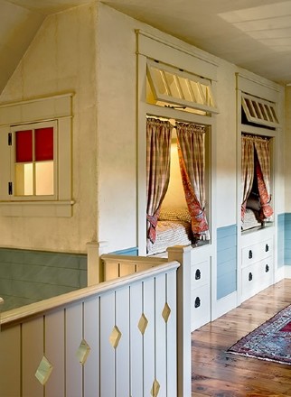 На фото: огромная гостевая спальня (комната для гостей) в стиле кантри с белыми стенами, паркетным полом среднего тона и коричневым полом без камина с