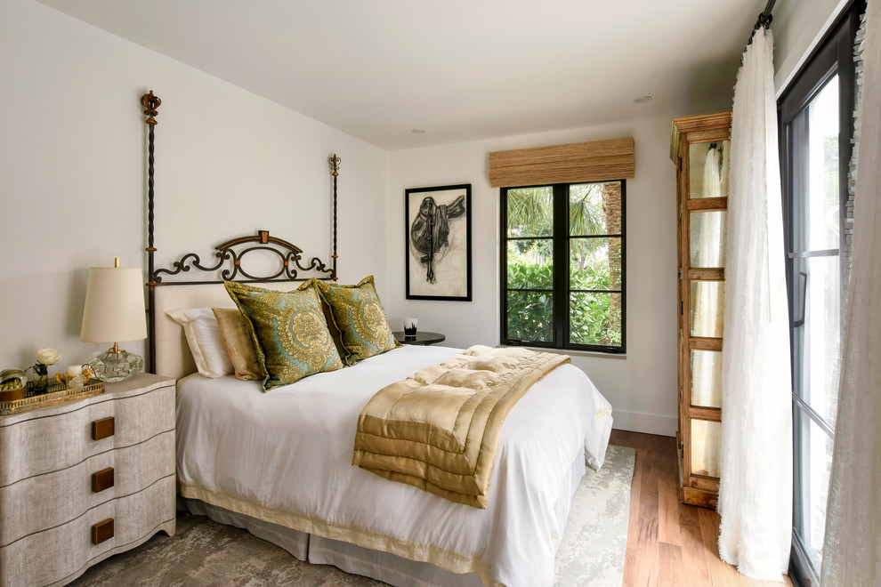 Imagen de habitación de invitados clásica renovada grande con paredes blancas, suelo de madera en tonos medios y suelo marrón