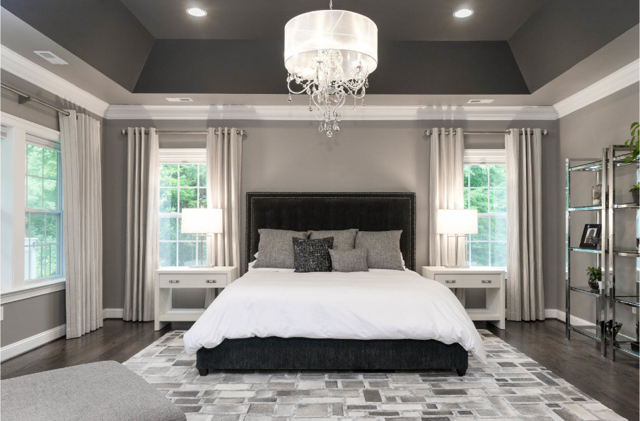 ワシントンD.C.にある広いトランジショナルスタイルのおしゃれな主寝室 (ベージュの壁、濃色無垢フローリング、暖炉なし、茶色い床)