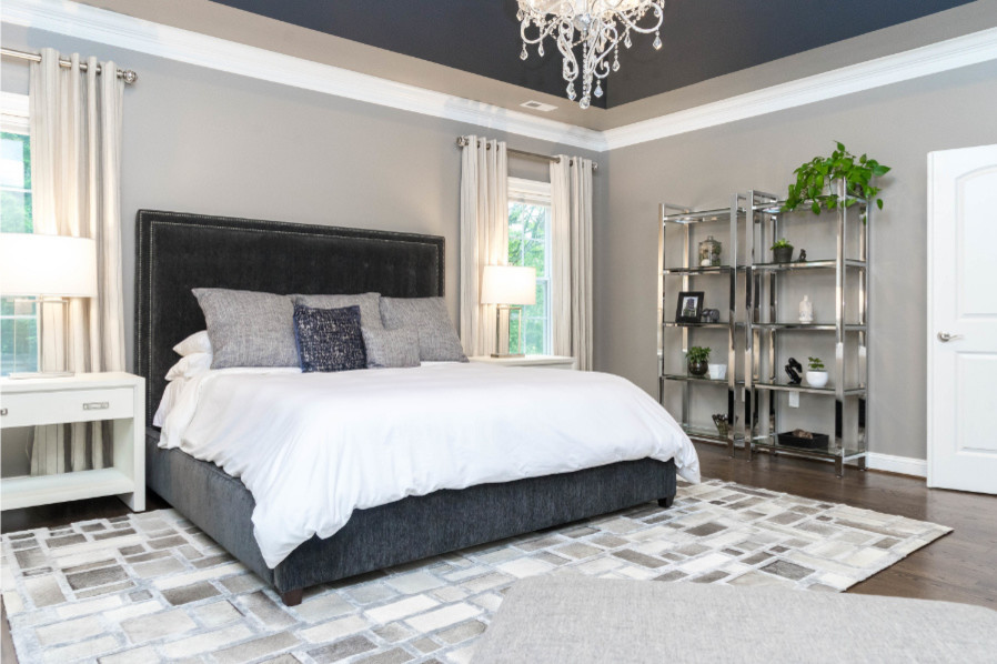 ワシントンD.C.にある広いトランジショナルスタイルのおしゃれな主寝室 (ベージュの壁、濃色無垢フローリング、暖炉なし、茶色い床) のインテリア