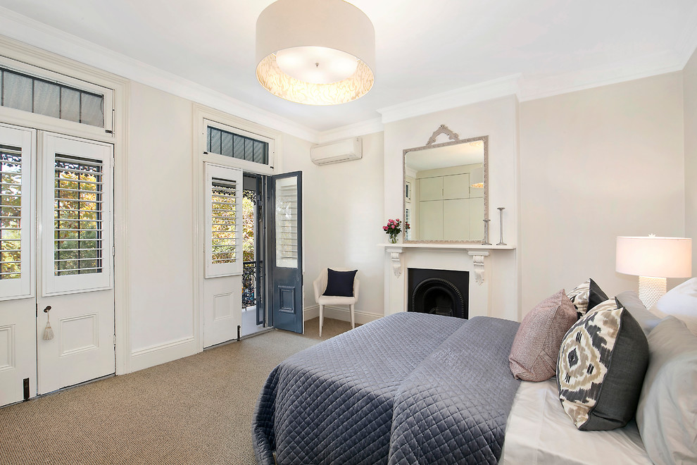 Mittelgroßes Klassisches Hauptschlafzimmer mit beiger Wandfarbe, Teppichboden, Kamin und beigem Boden in Sydney