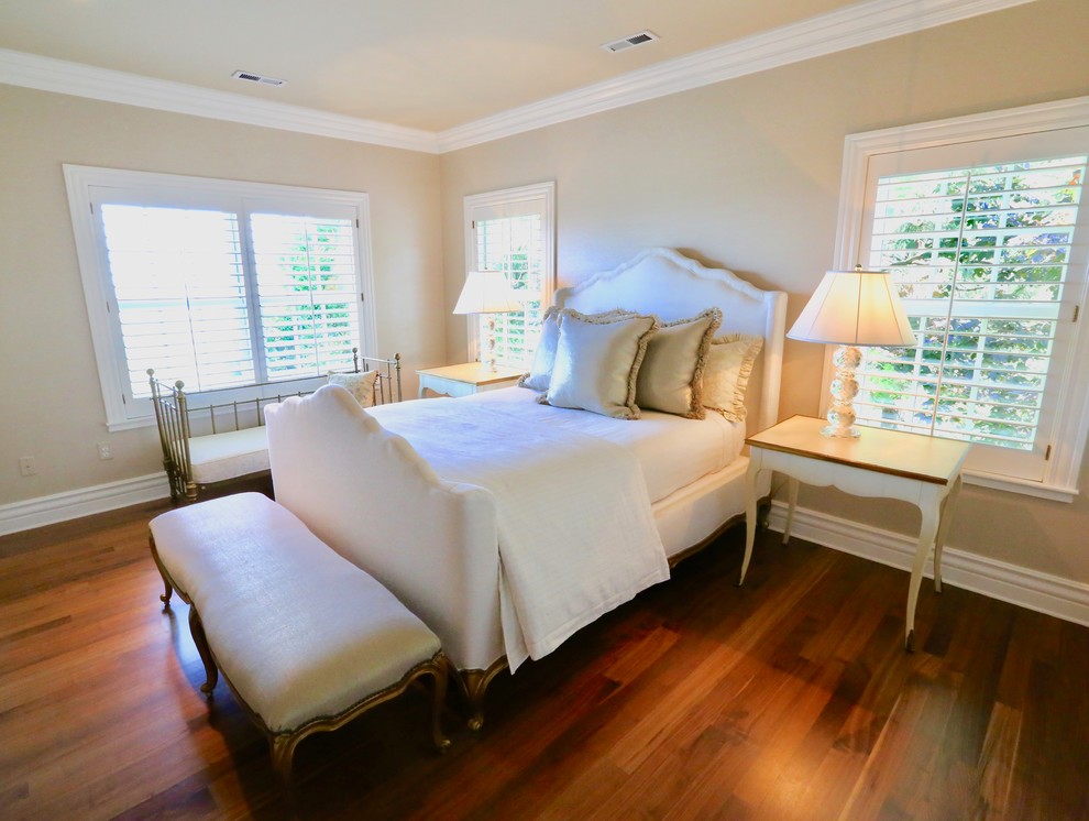 На фото: большая гостевая спальня (комната для гостей) в классическом стиле с бежевыми стенами, темным паркетным полом и коричневым полом без камина