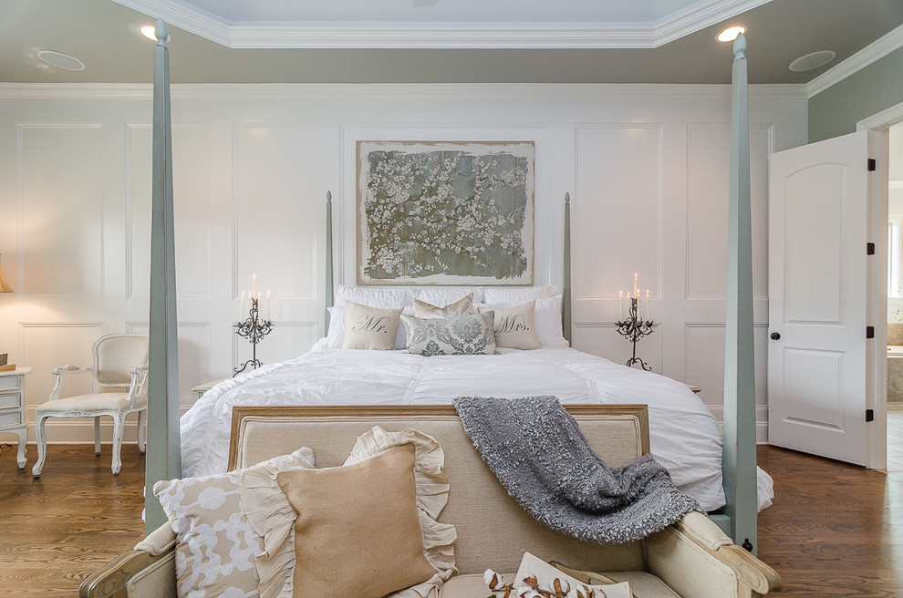 Foto de dormitorio principal romántico con paredes blancas y suelo de madera en tonos medios