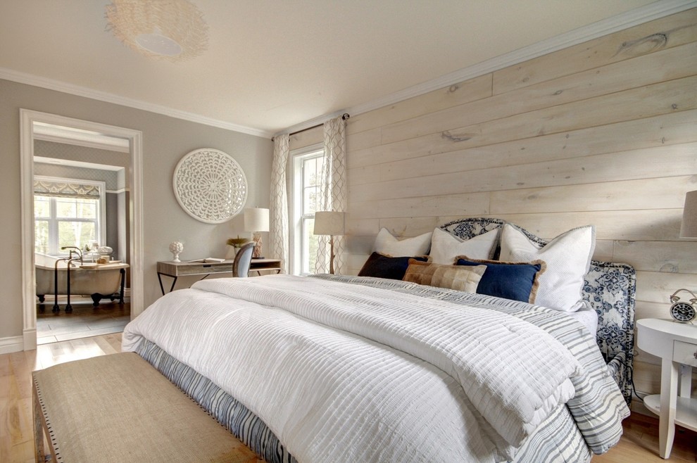 Пример оригинального дизайна: хозяйская спальня среднего размера в стиле кантри с серыми стенами, полом из травертина и бежевым полом без камина