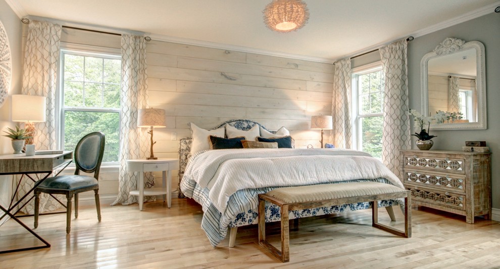 Свежая идея для дизайна: большая хозяйская спальня в стиле кантри с серыми стенами, светлым паркетным полом и бежевым полом без камина - отличное фото интерьера
